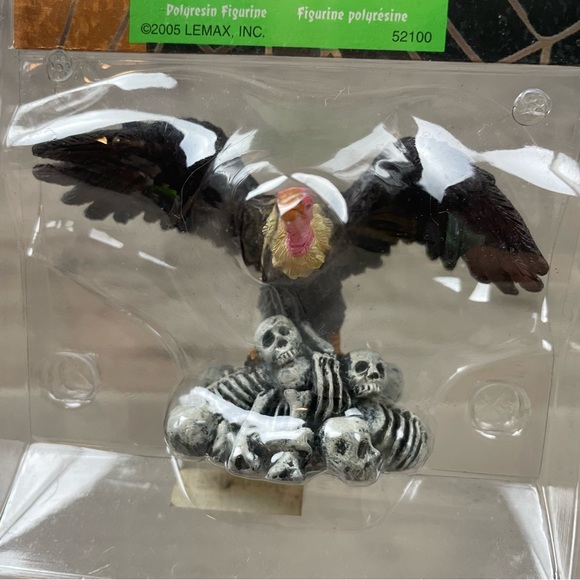 Lemax Spooky Town Halloween VULTURE on Skulls Bones Skeletons 52100 Village NEW - Picture 3 of 4
